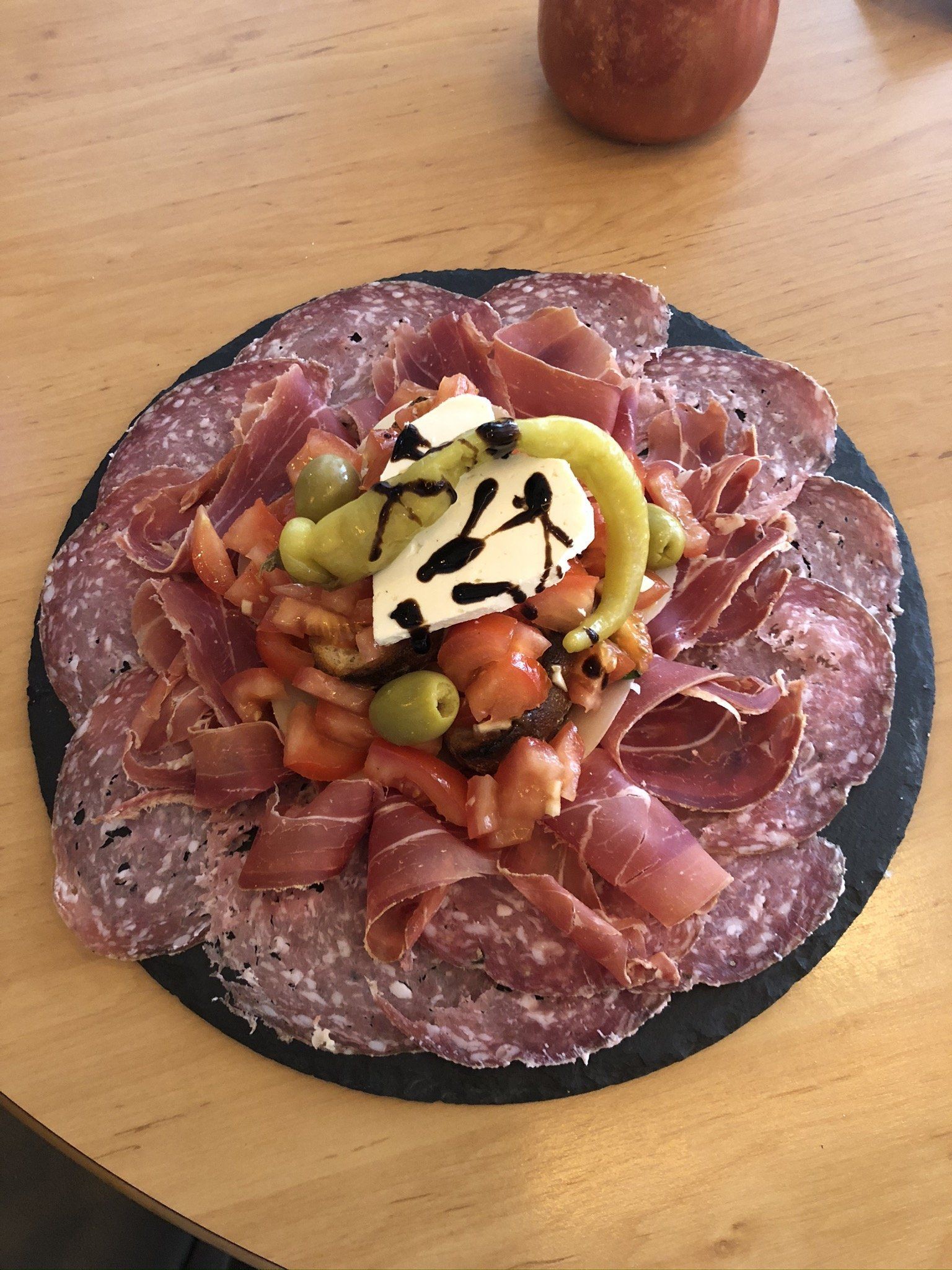 Antipasti-Platte mit Salami und Käse