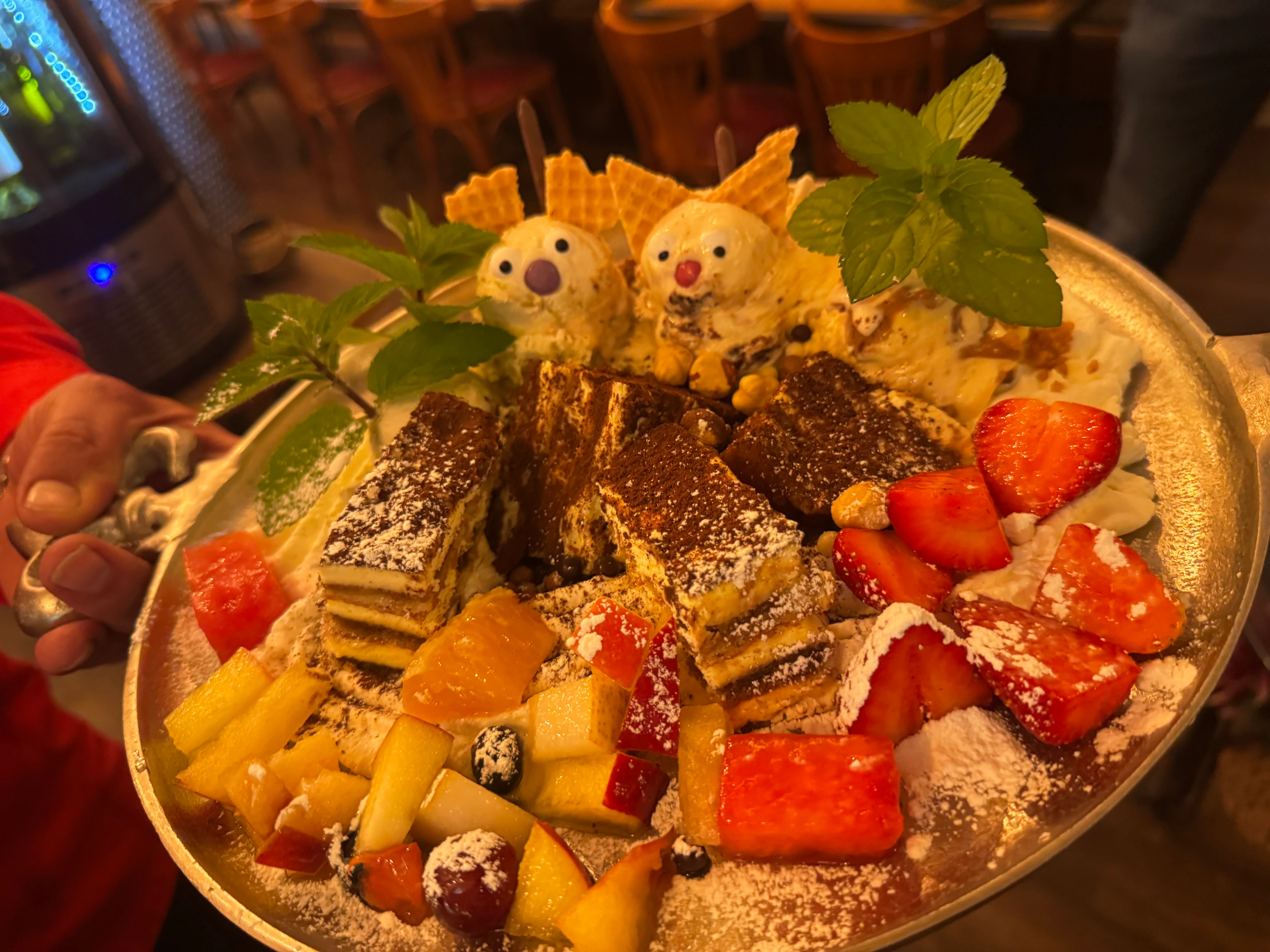 Süße Dessertplatte mit Tiramisu, frischen Früchten und Eis