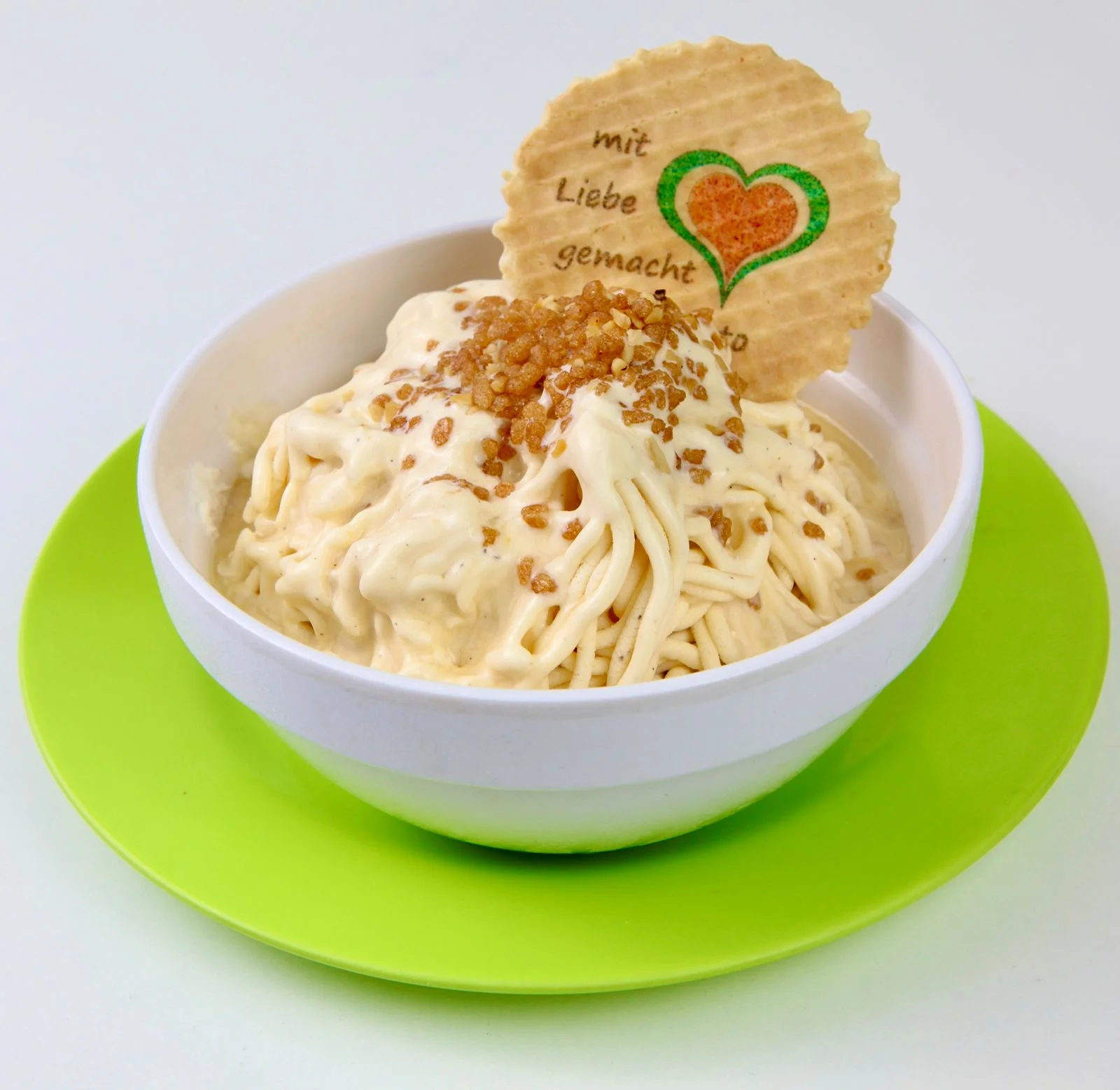 Hausgemachtes Spaghetti-Eis mit Waffel