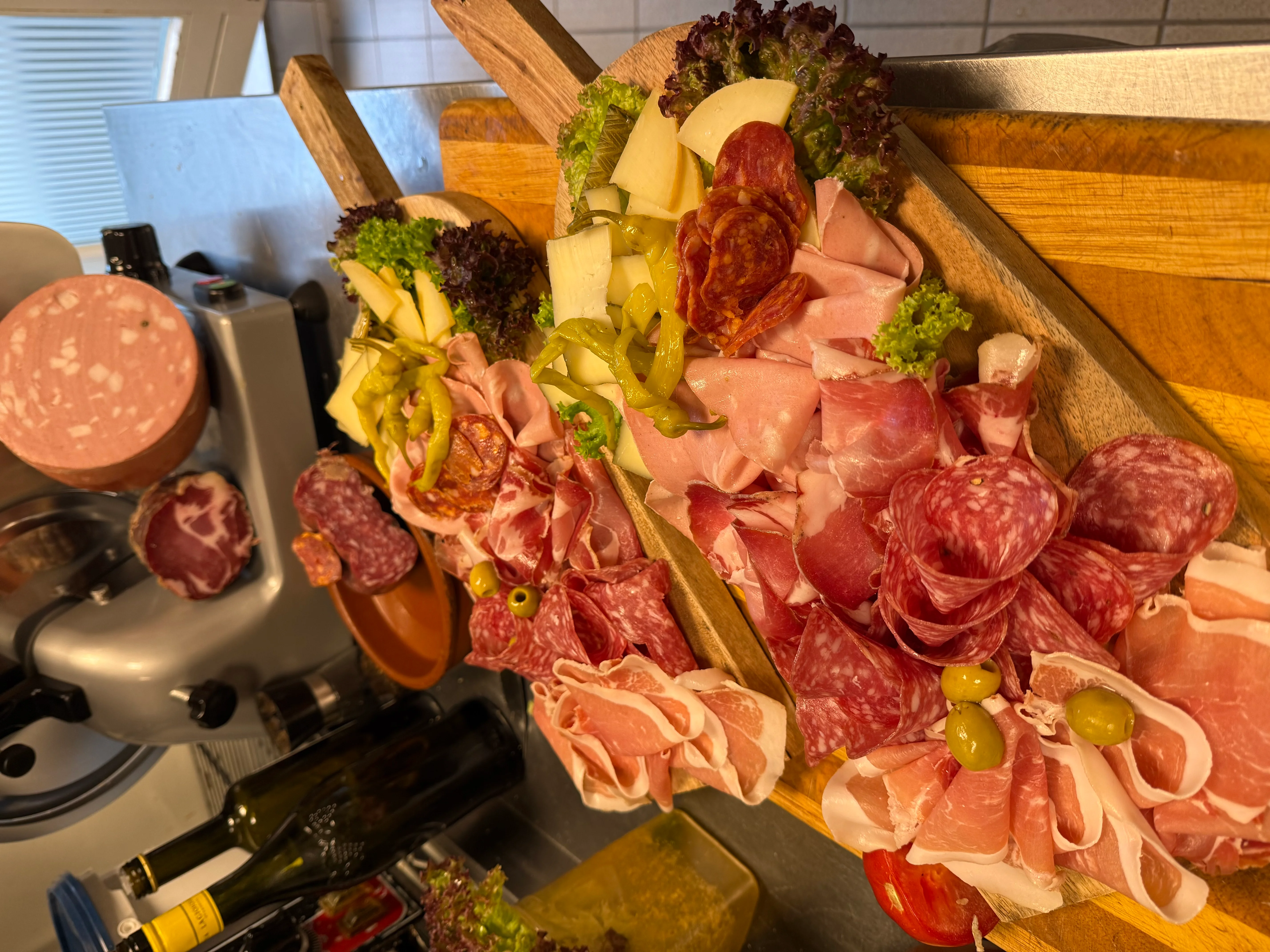 Italienische Antipasti-Platte mit Salami, Schinken, Käse und Oliven