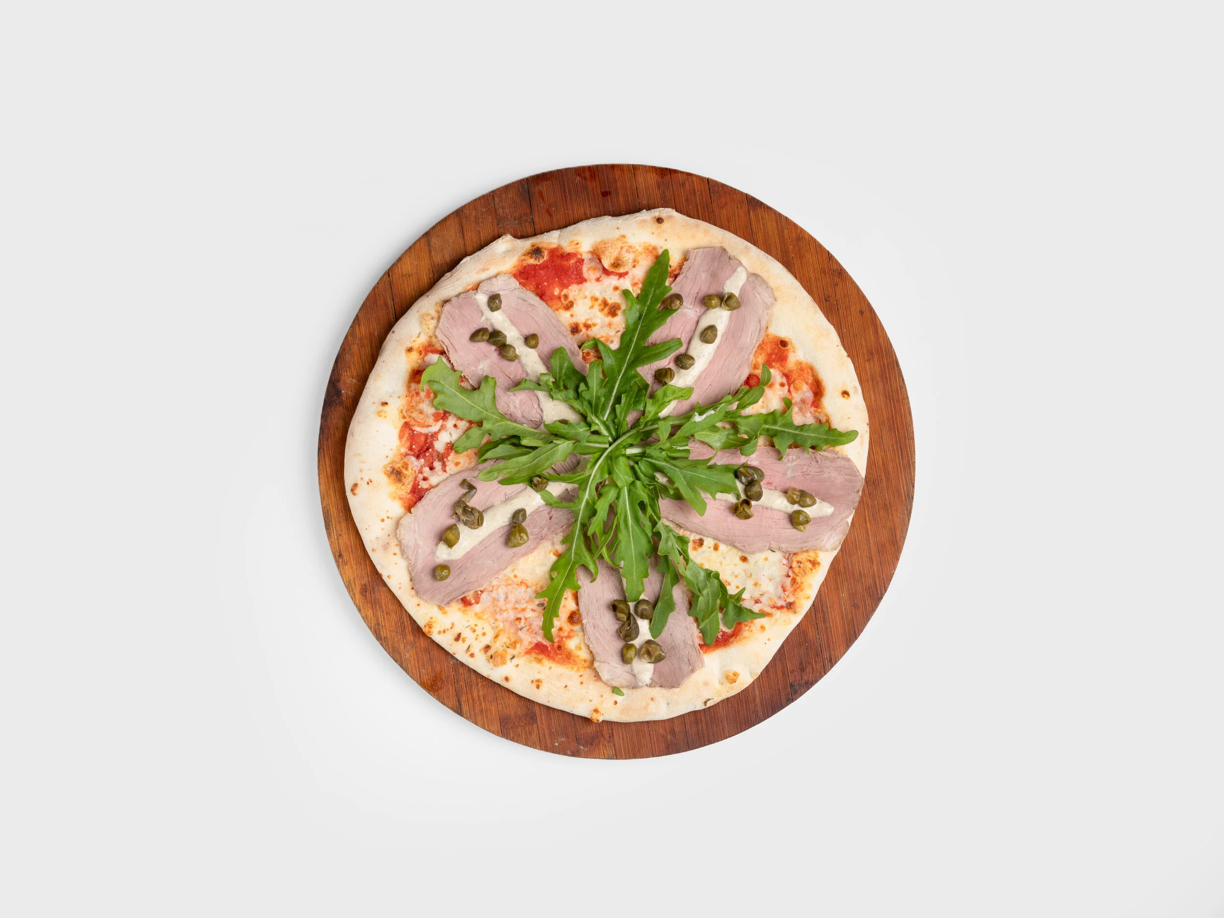 Pizza mit Mortadella, Kapern und Rucola