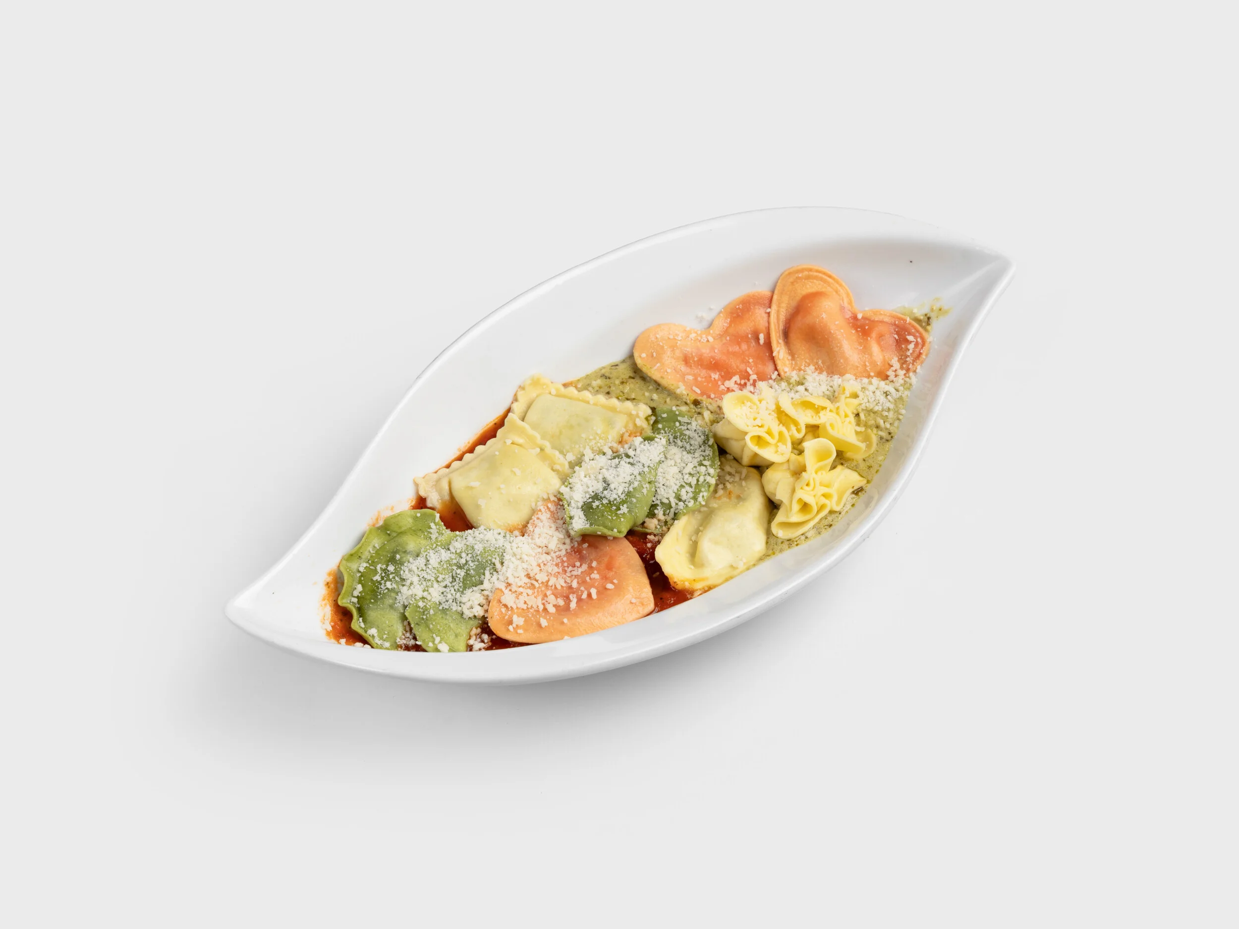 Bunte gefüllte Pasta mit Parmesan