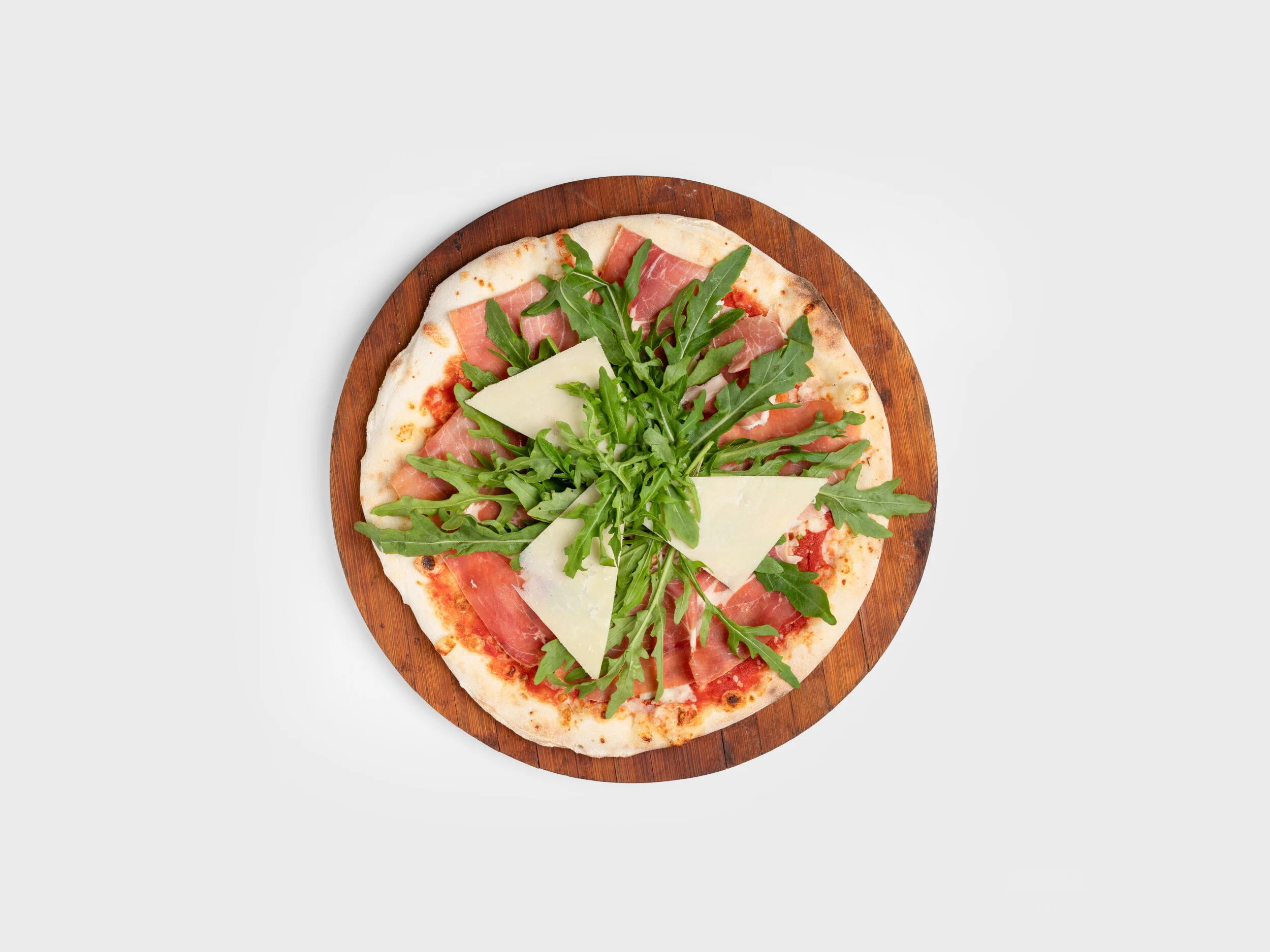 Pizza mit Rohschinken, Parmesan und Rucola