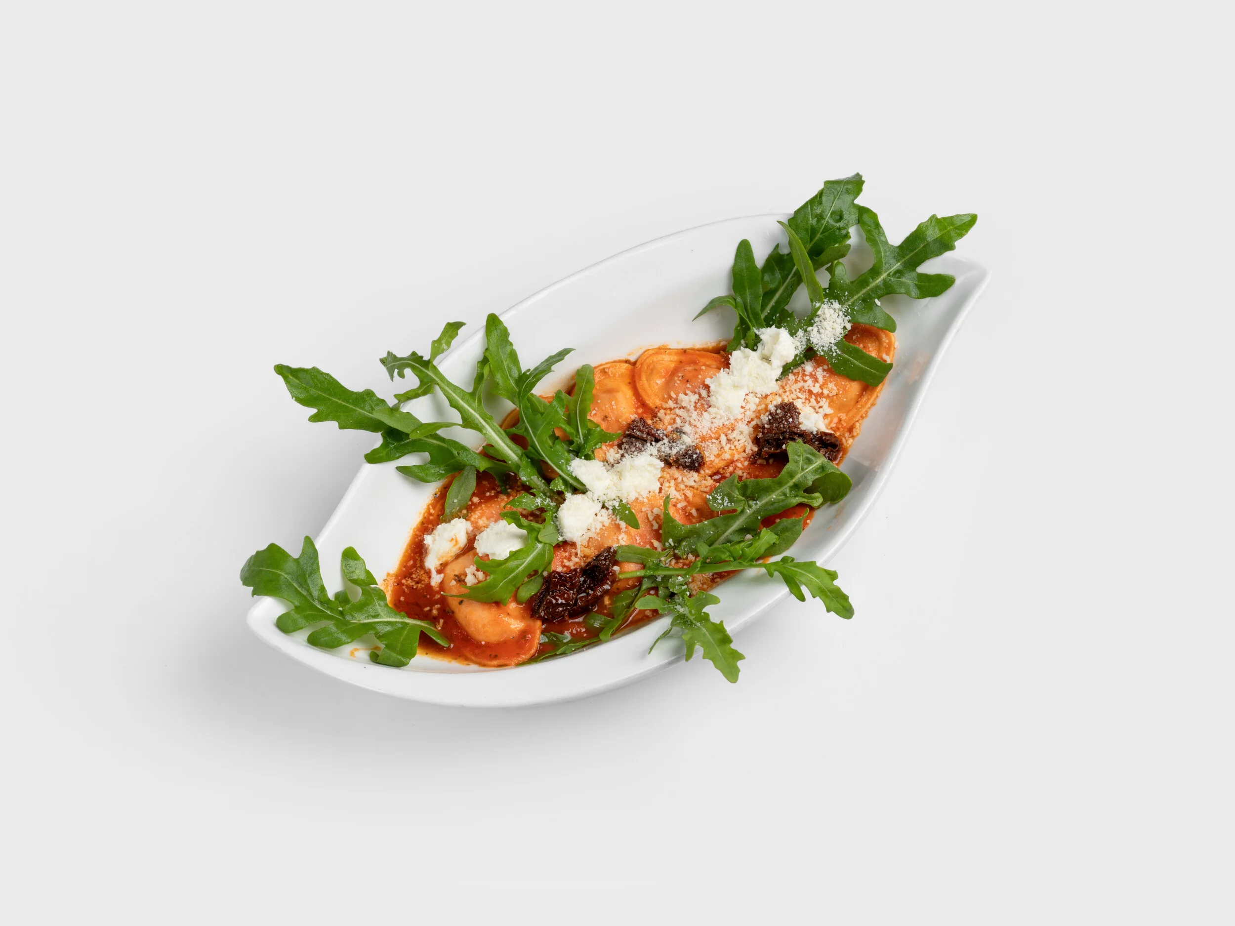 Ravioli in Tomatensauce mit Rucola und Parmesan