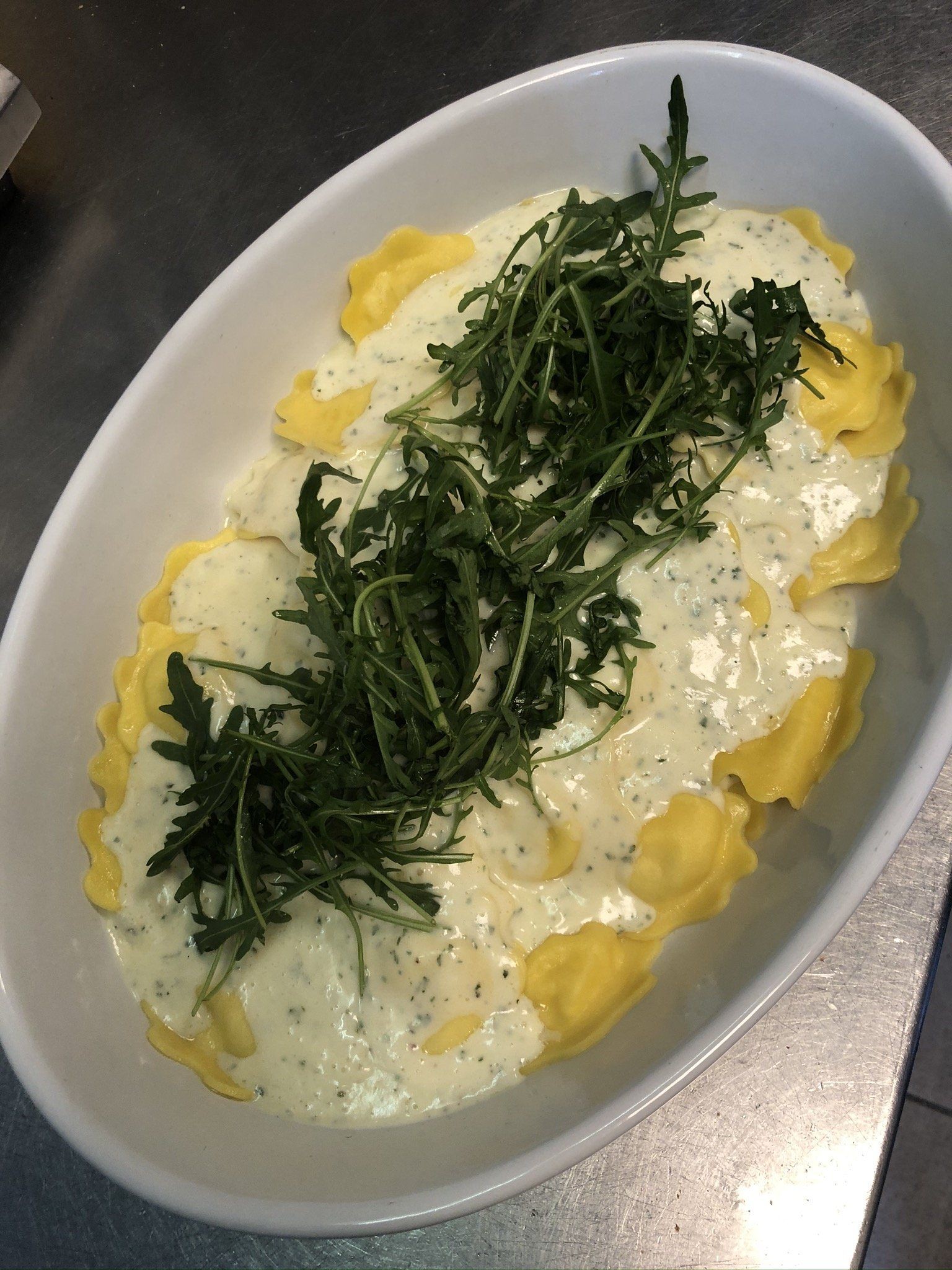 Frische Ravioli in cremiger Sauce