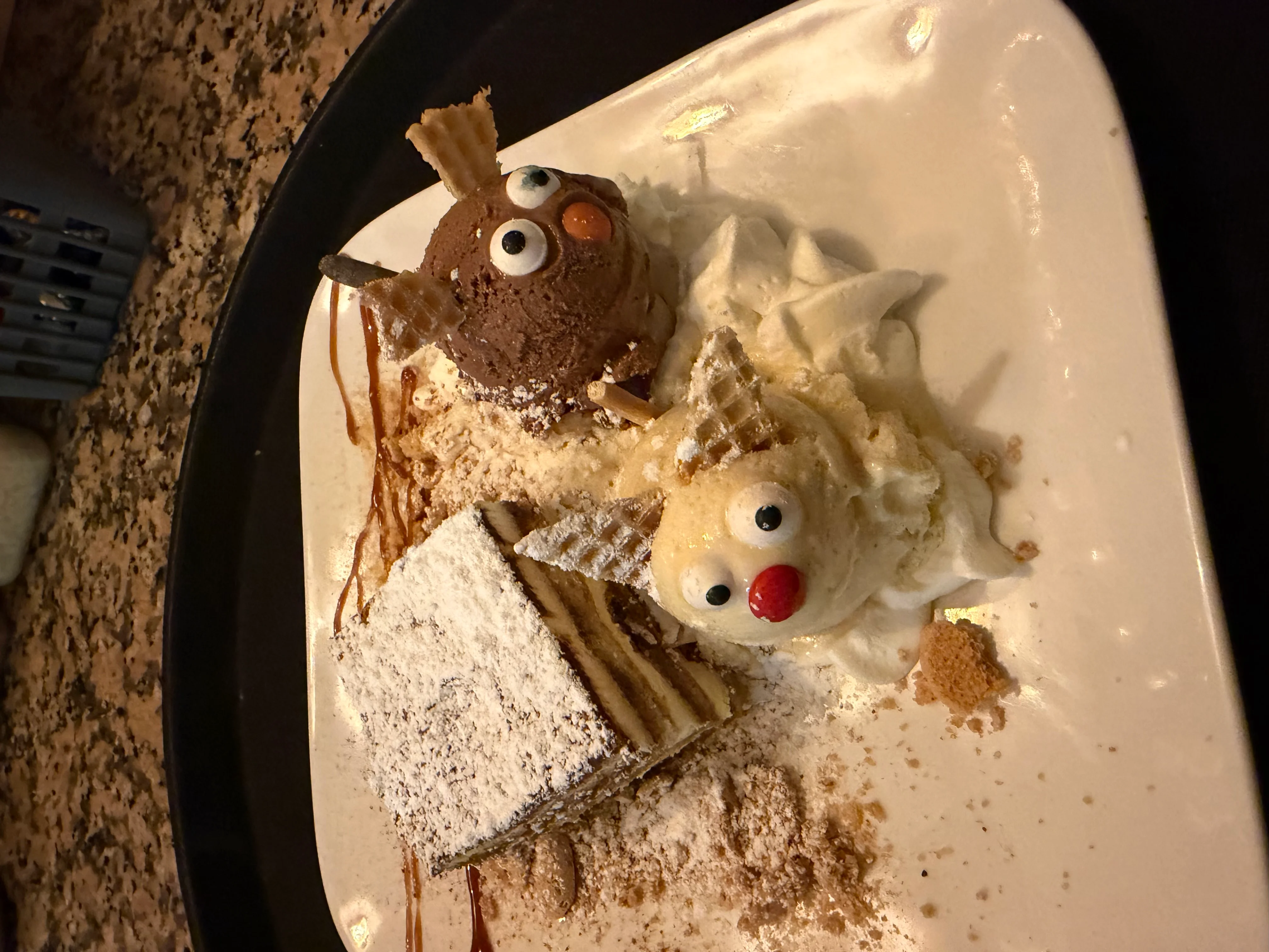 Verspielte Bambino-Eisfiguren mit Zuckeraugen