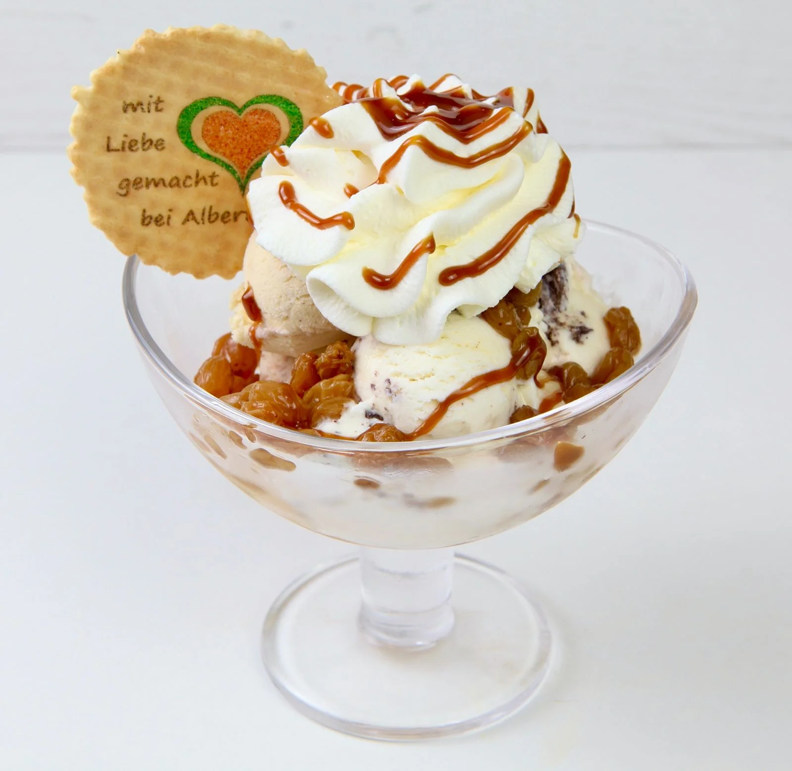 Spaghetti-Eis mit Sahne, Karamellsauce und „mit Liebe gemacht bei Alberto"-Waffel