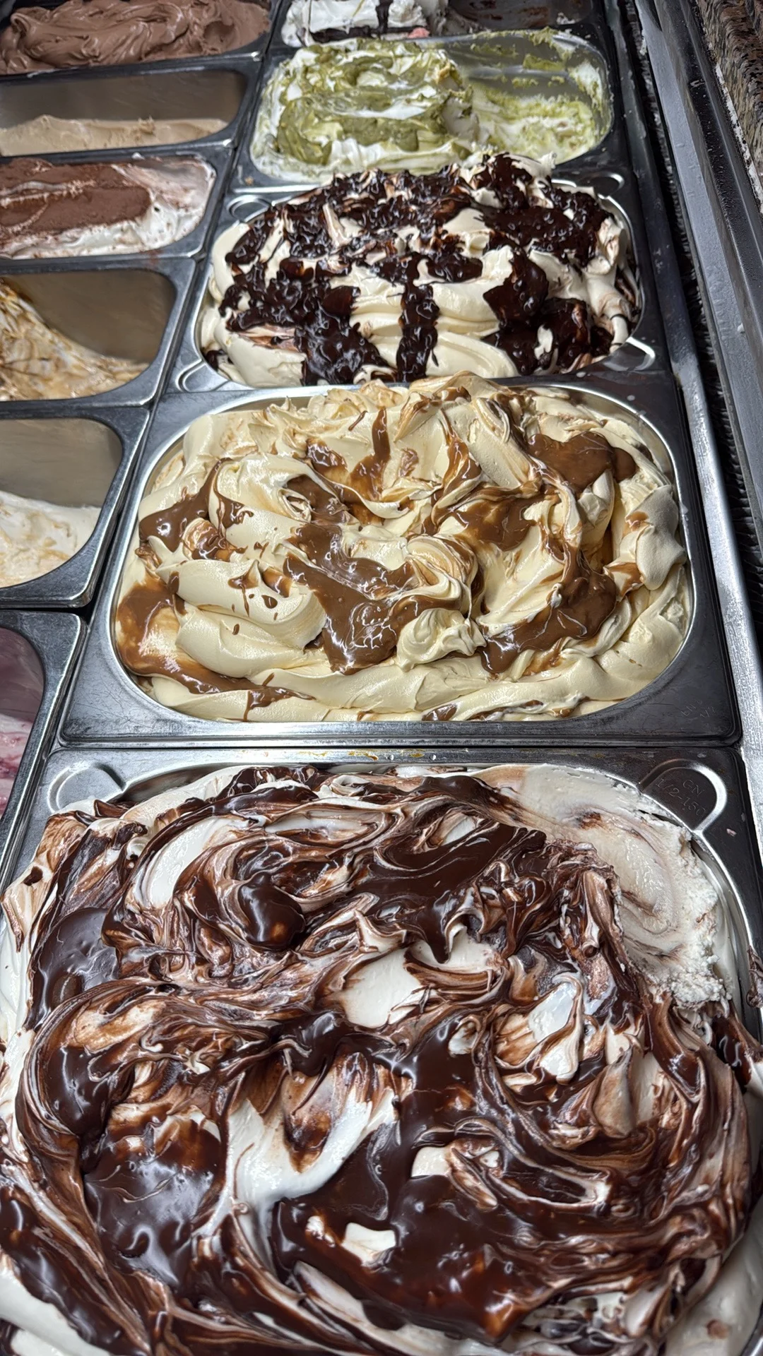 Eistheke mit hausgemachten Eissorten bei Bei Alberto