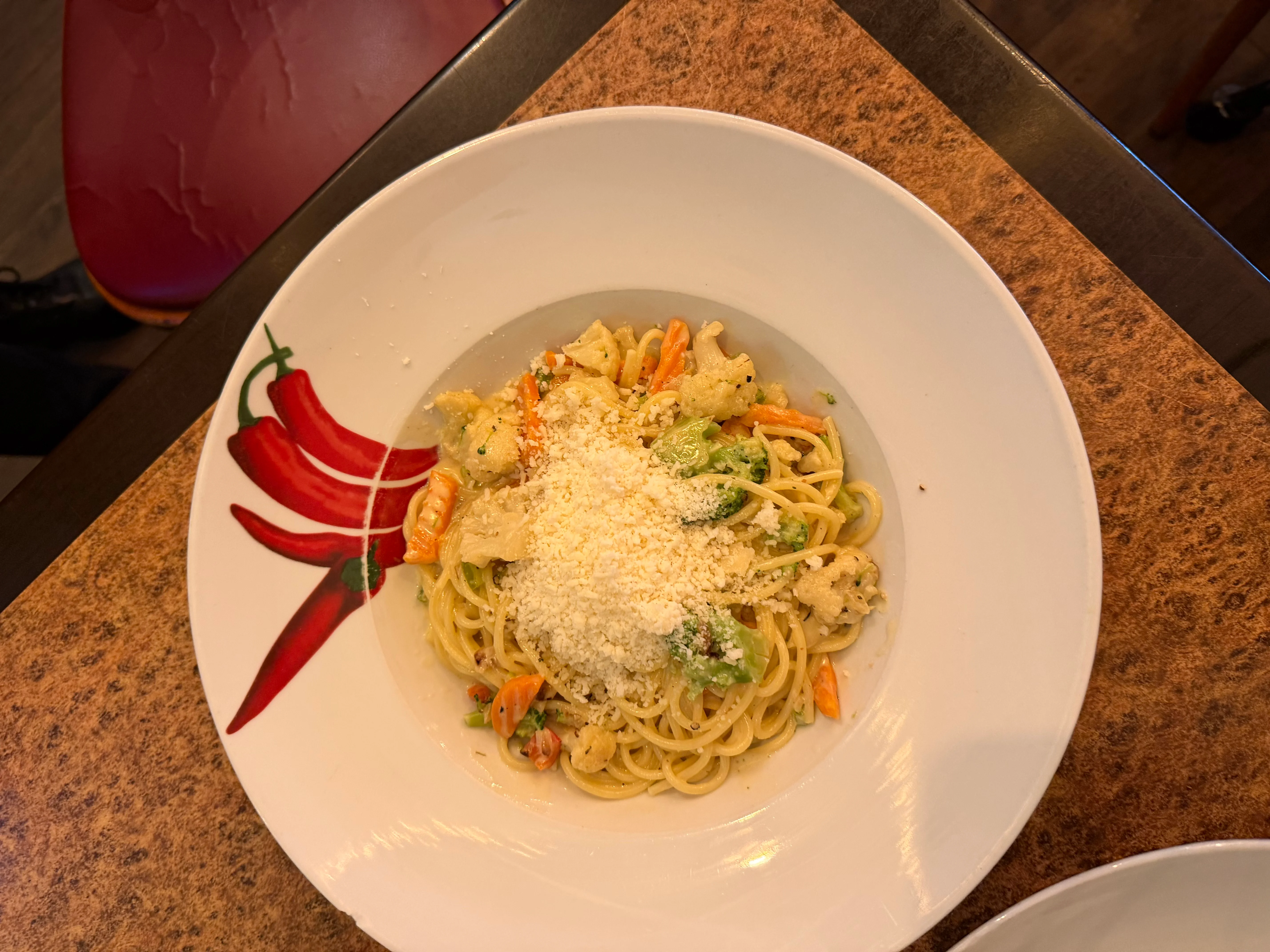 Pasta mit frischem Gemüse und Parmesan