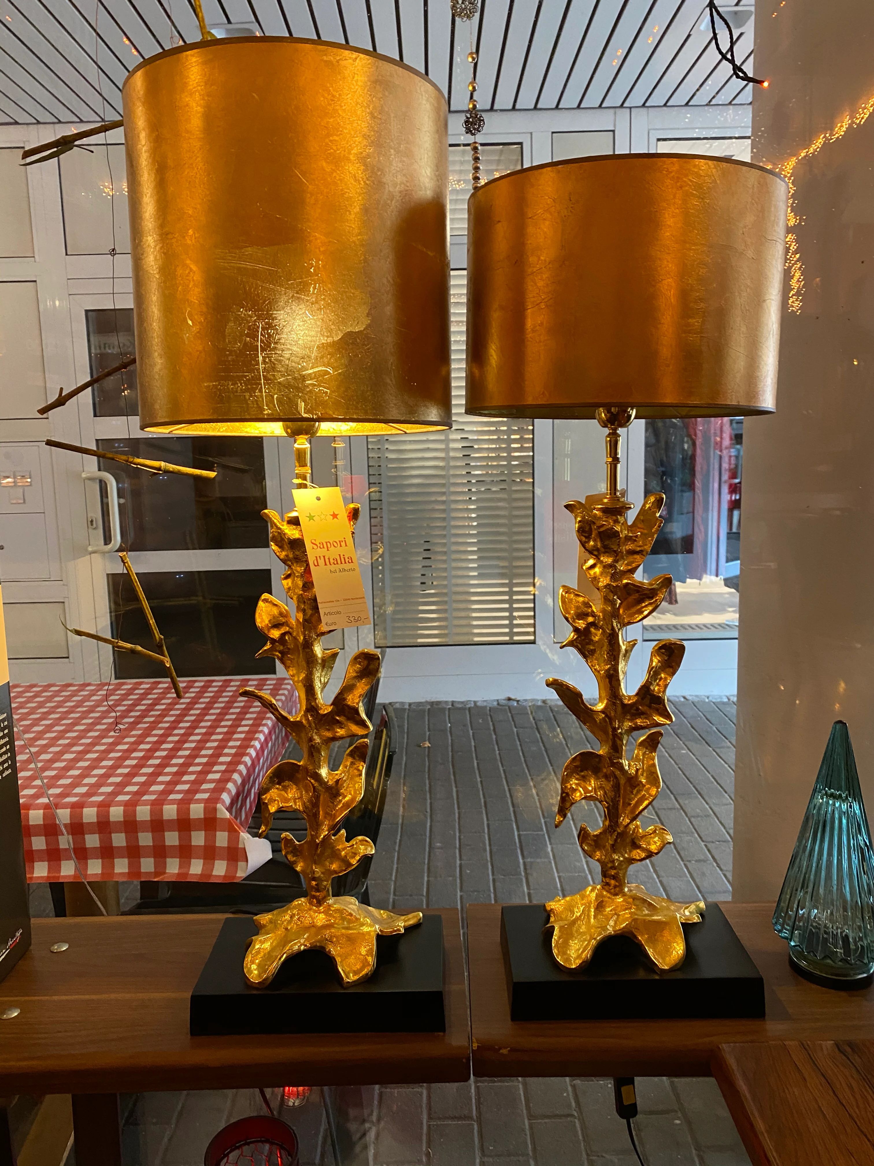 Goldene Tischlampen mit Blattdekor